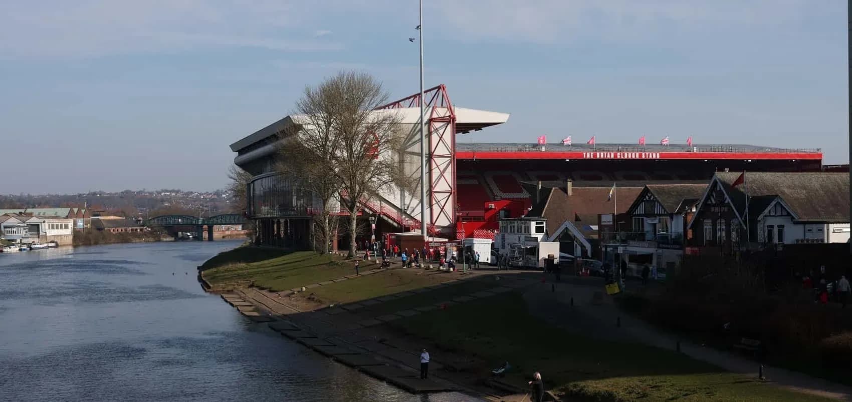 Estadio City Ground junto al río con espectadores