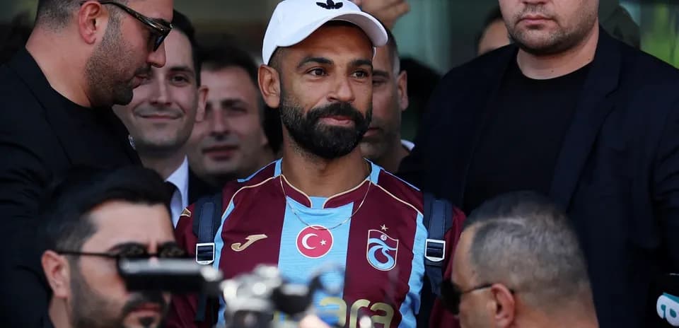Jugador con camiseta de Trabzonspor rodeado de seguridad