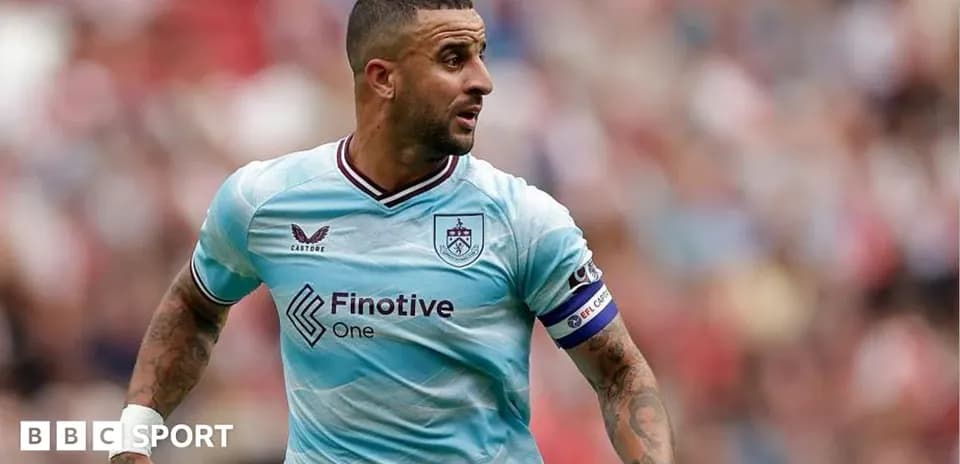 Jugador de Burnley corriendo durante el partido