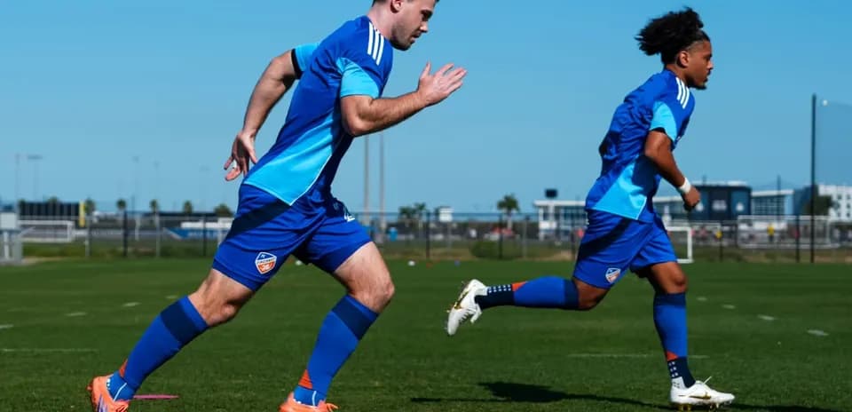 Jugadores corriendo durante el entrenamiento de fútbol