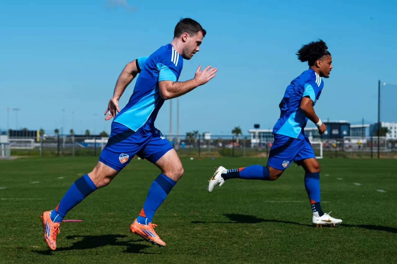 Jugadores corriendo durante el entrenamiento de fútbol