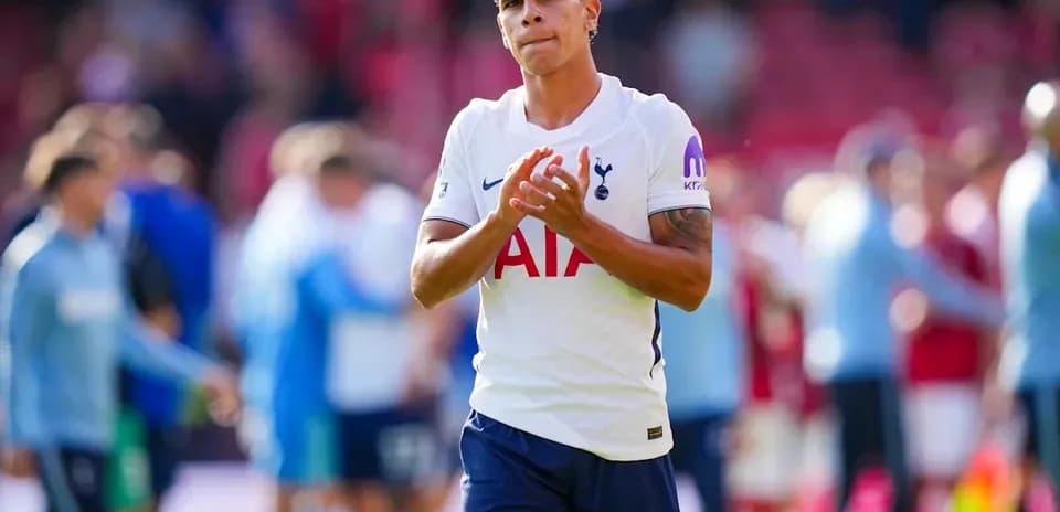 Jugador de Tottenham aplaudiendo en el campo