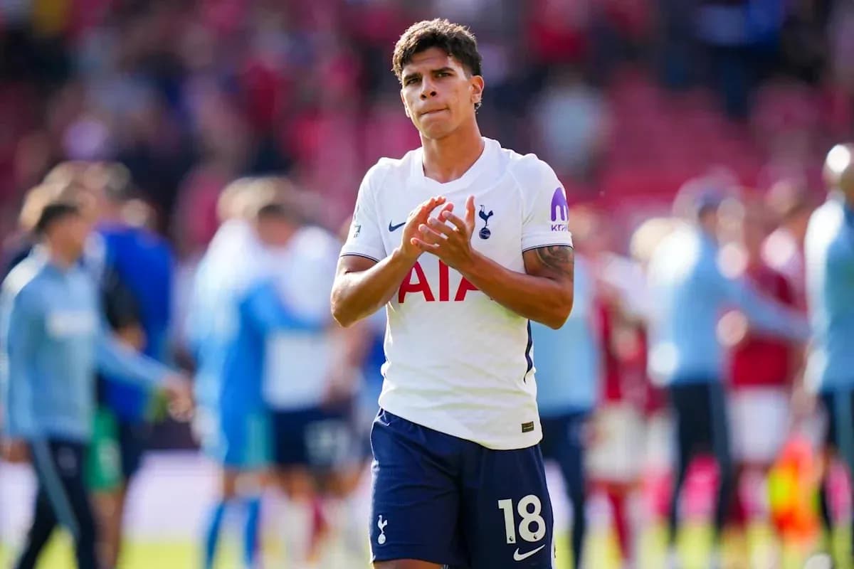 Jugador de Tottenham aplaudiendo en el campo