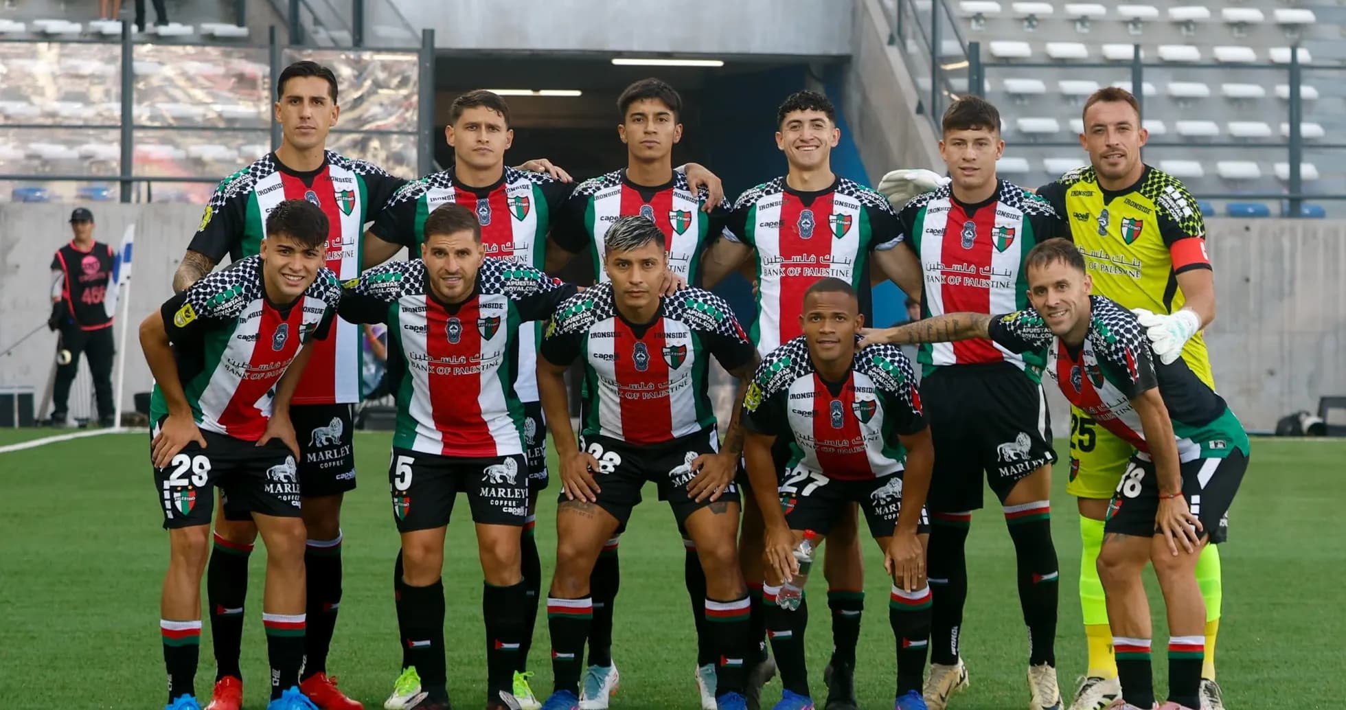 Equipo Palestino posando para la foto oficial