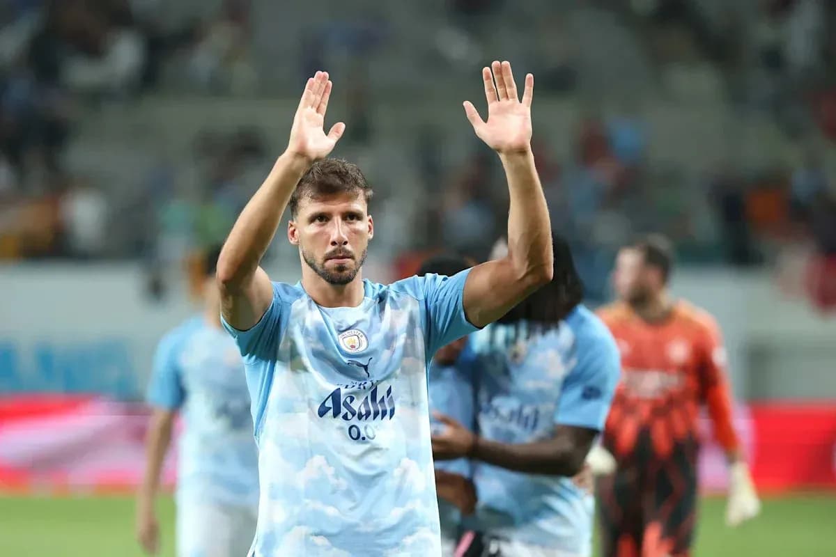 Jugador aplaudiendo tras el partido en el estadio