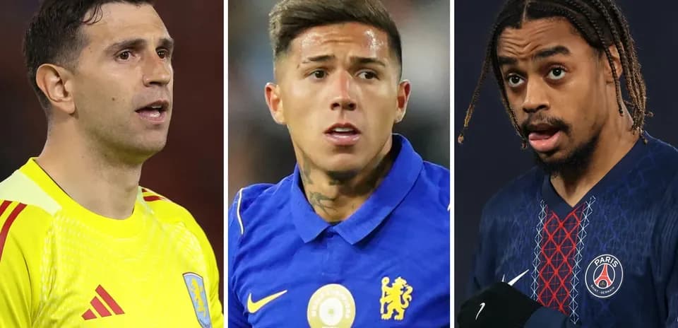 Tres futbolistas en diferentes camisetas de clubes