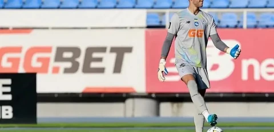Portero entrenando en el campo de fútbol