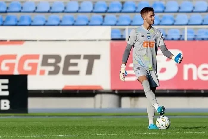 Portero entrenando en el campo de fútbol