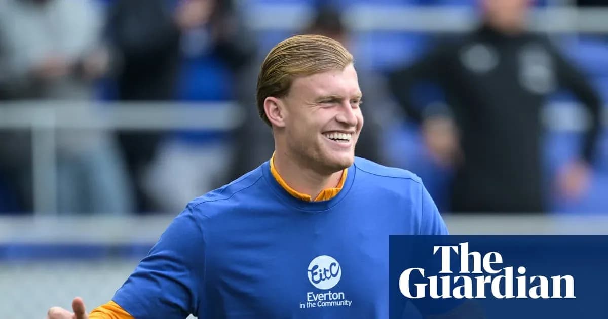 Jugador de Everton sonriendo durante el calentamiento