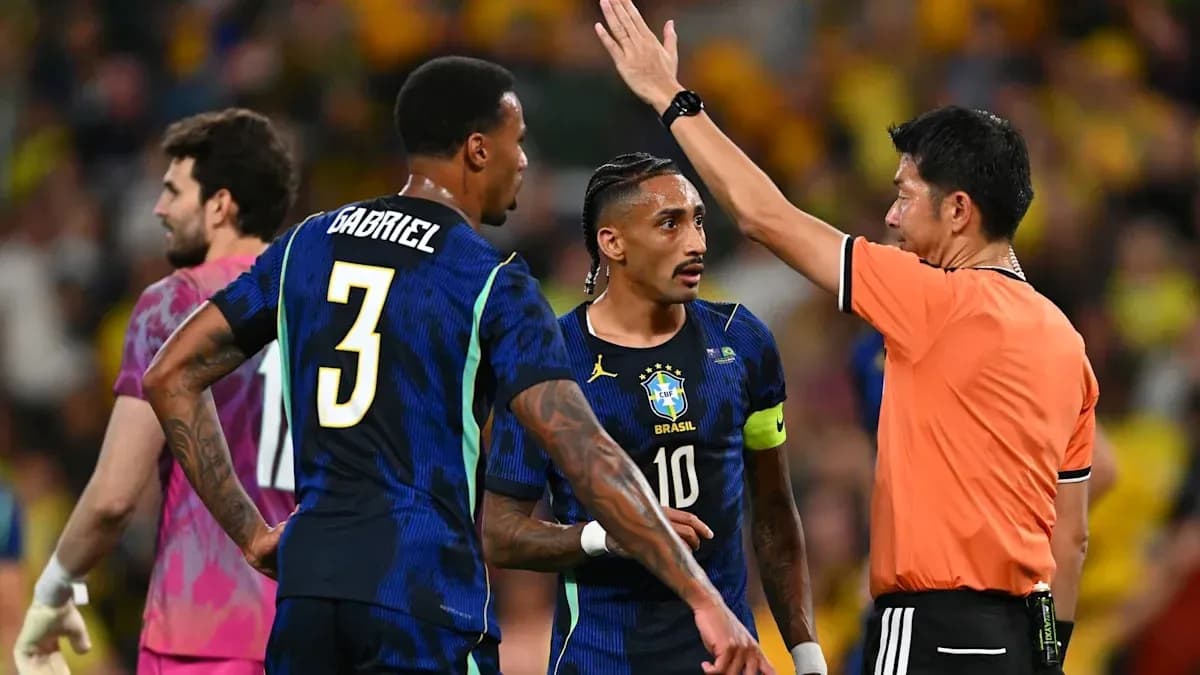 Jugadores de Brasil discutiendo con el árbitro