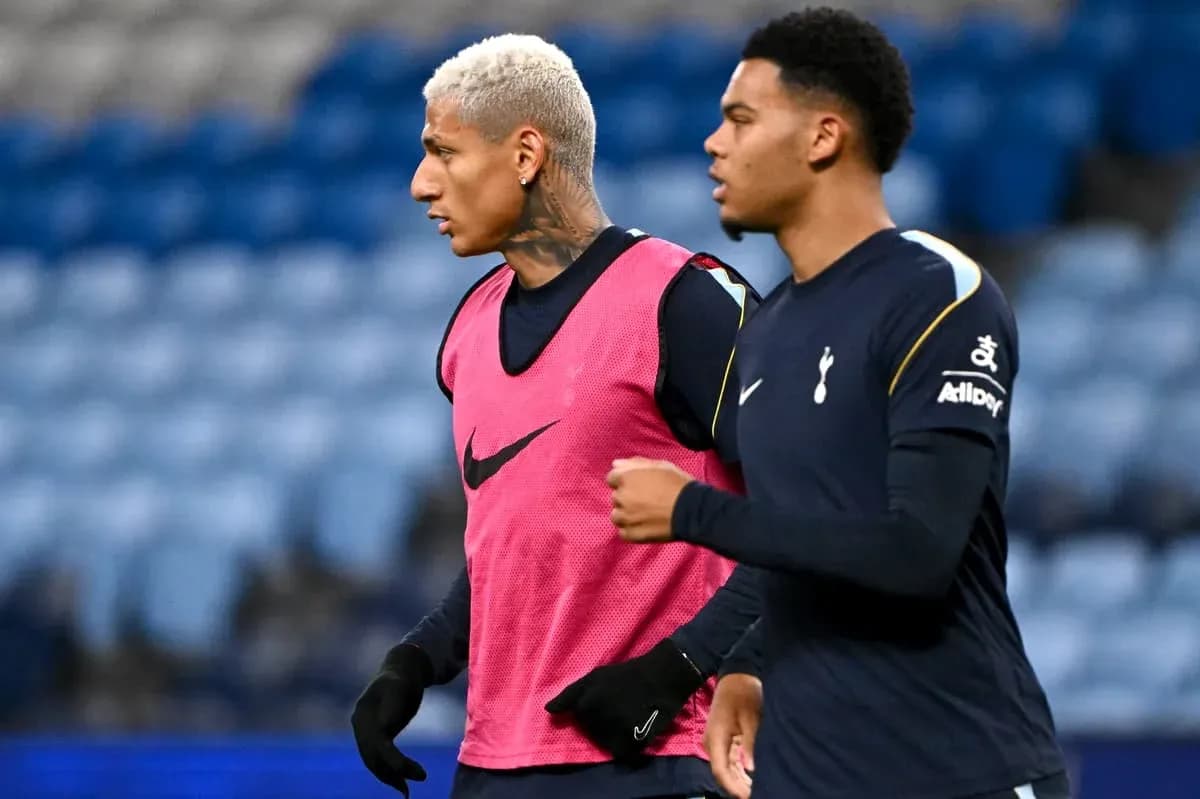 Jugadores de Tottenham entrenando en el campo