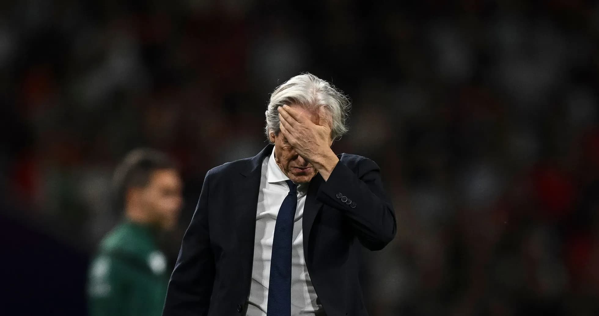 Entrenador con la mano en la frente tras derrota