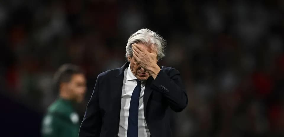 Entrenador con la mano en la frente tras derrota