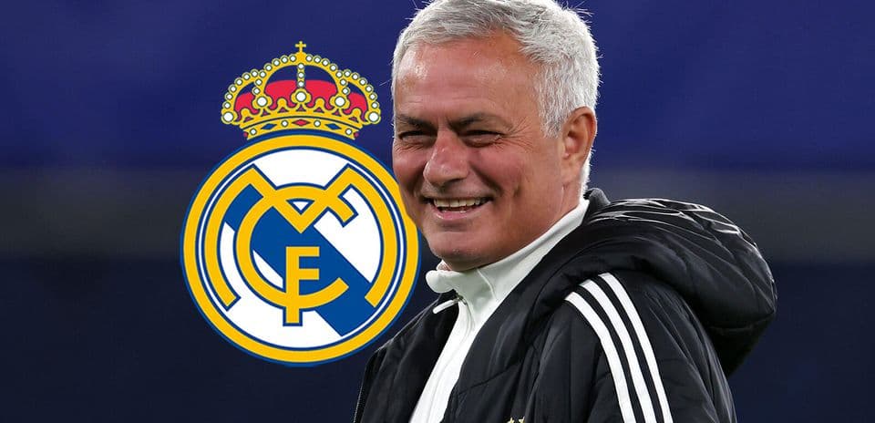 José Mourinho sonriendo con el escudo del Real Madrid