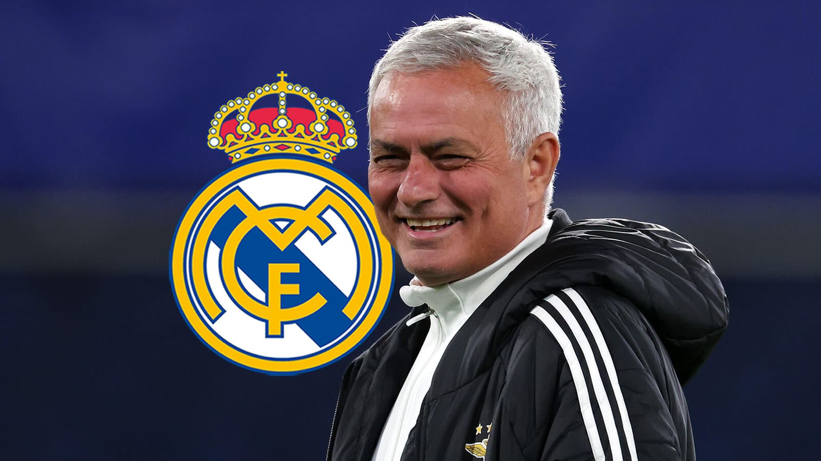 José Mourinho sonriendo con el escudo del Real Madrid