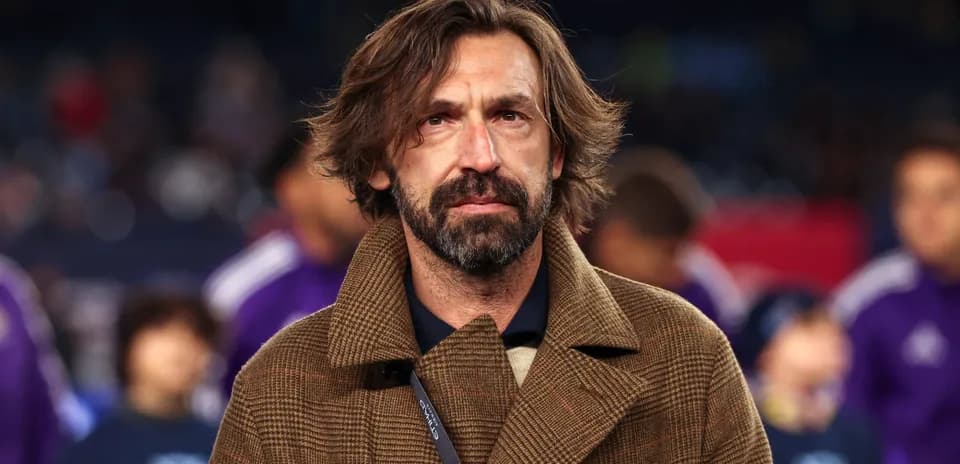 Hombre con abrigo observando un evento deportivo