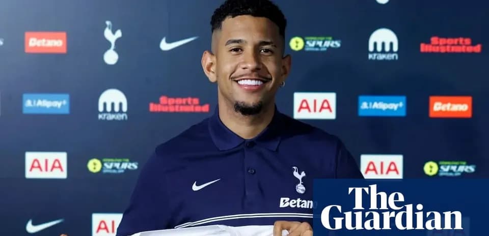 Jugador sonriente con camiseta de Tottenham en presentación