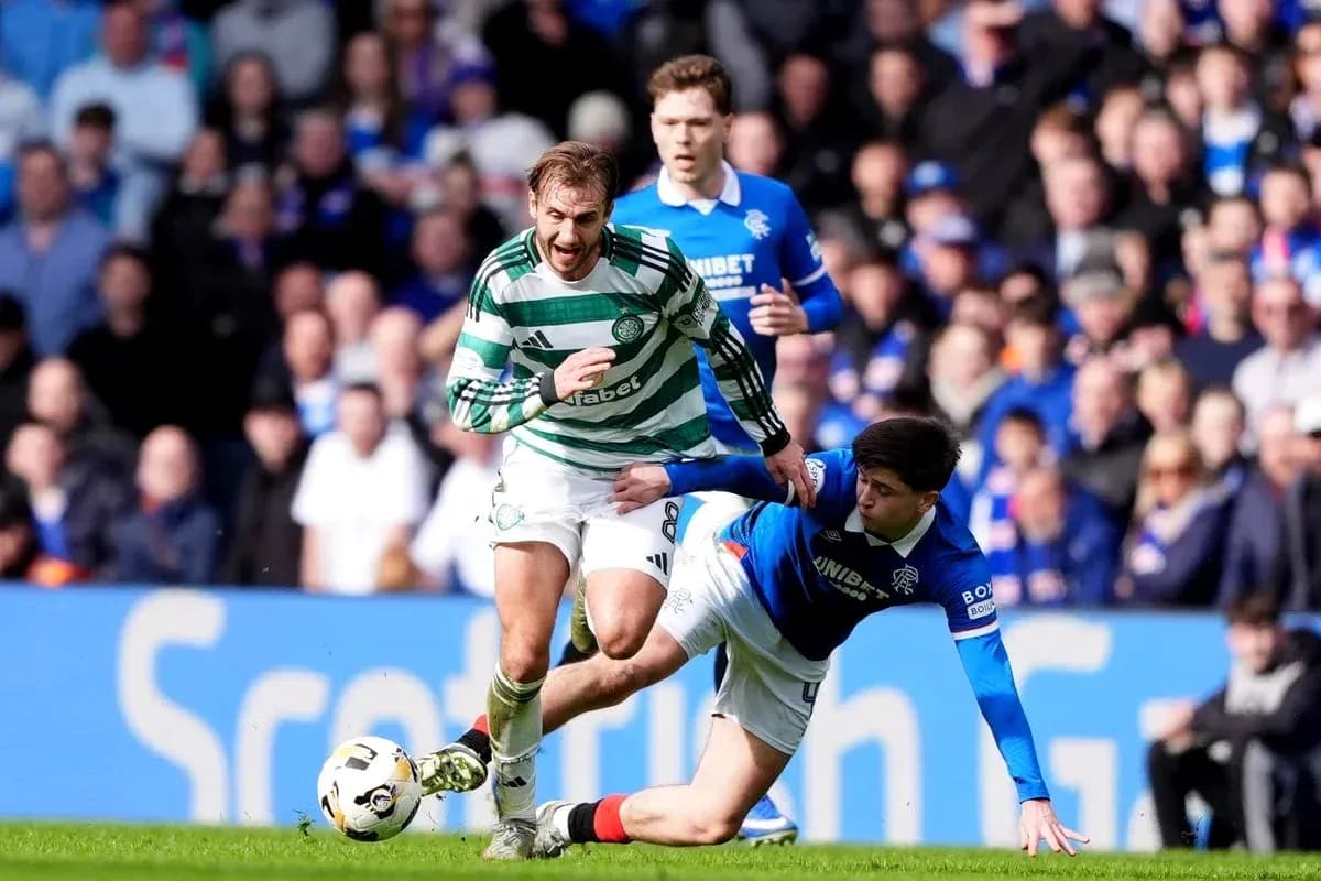 Jugador de Celtic esquivando a un oponente de Rangers