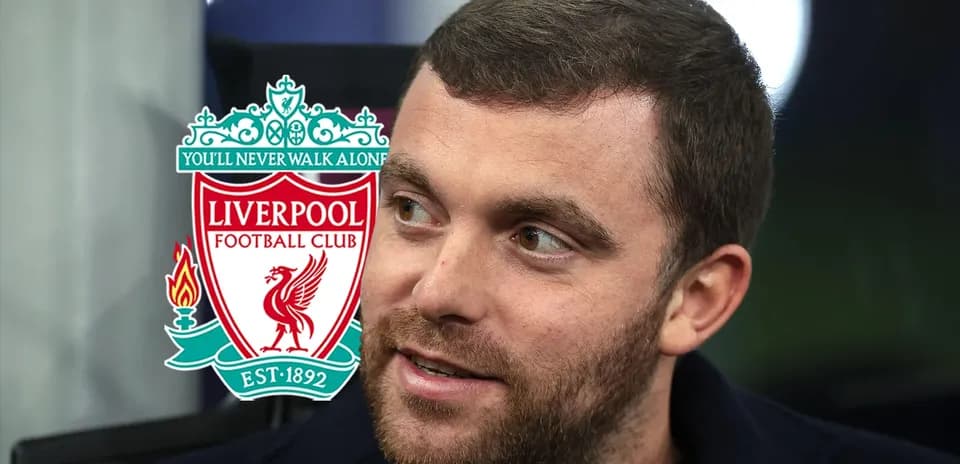 Persona con logo de Liverpool FC en fondo