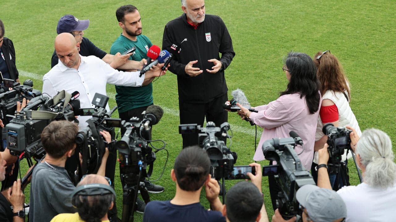 Entrenador respondiendo preguntas en conferencia de prensa