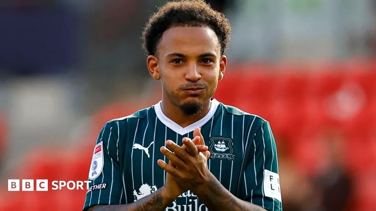 Jugador aplaudiendo en el campo de fútbol