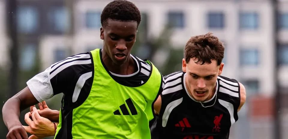 Jugadores compitiendo durante entrenamiento de fútbol
