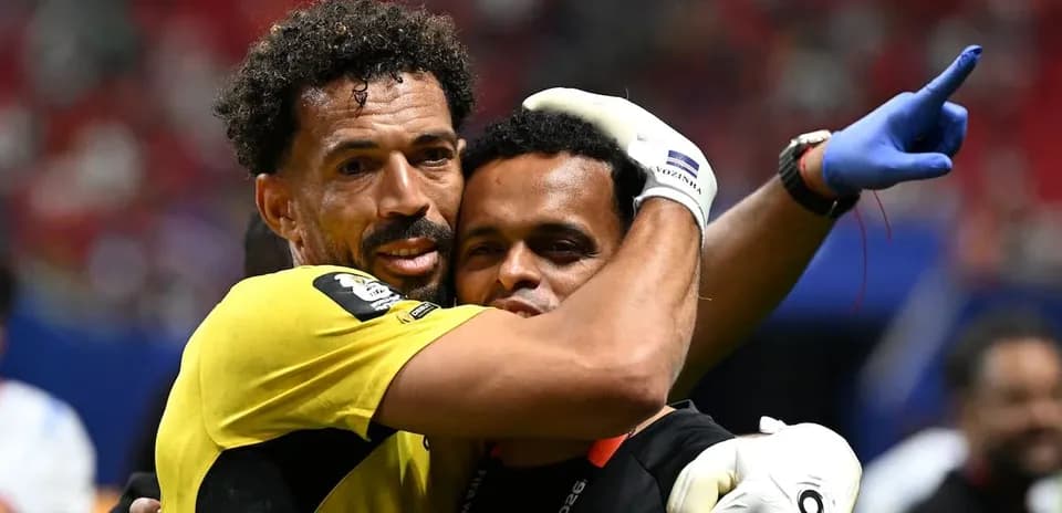 Portero abrazando a miembro del equipo tras partido