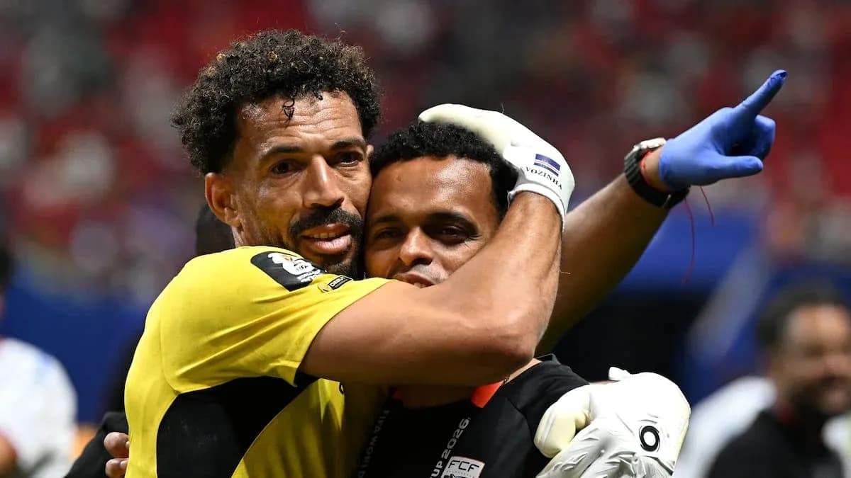 Portero abrazando a miembro del equipo tras partido