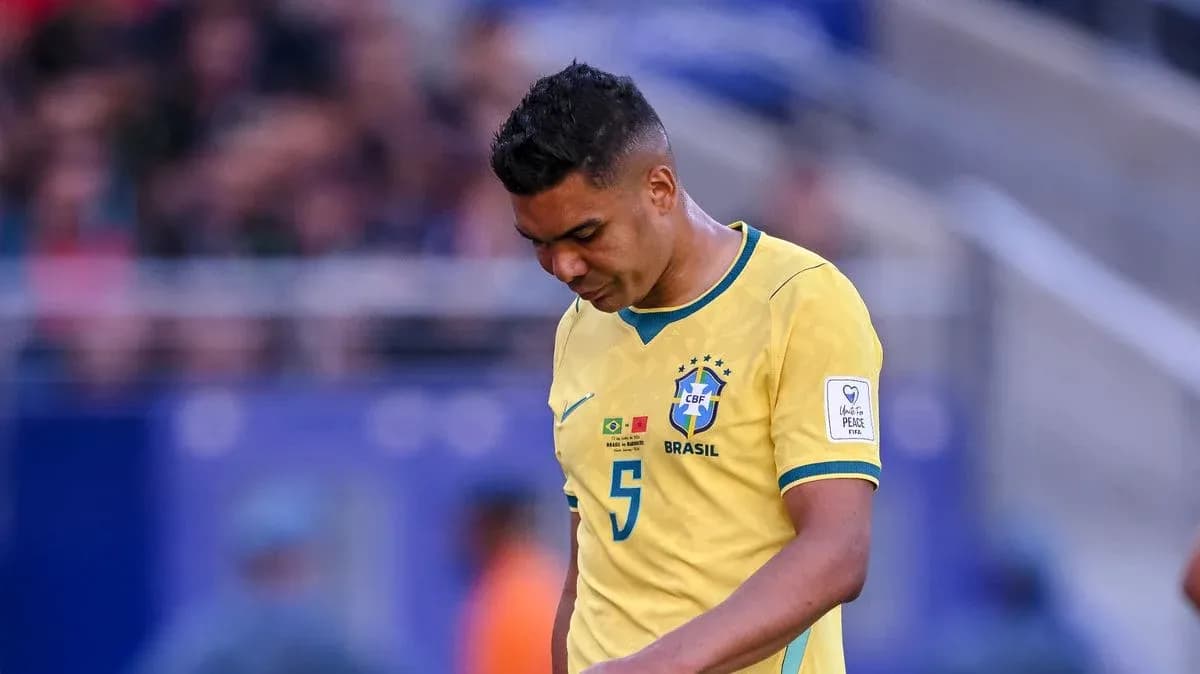 Jugador de Brasil caminando cabizbajo en el campo