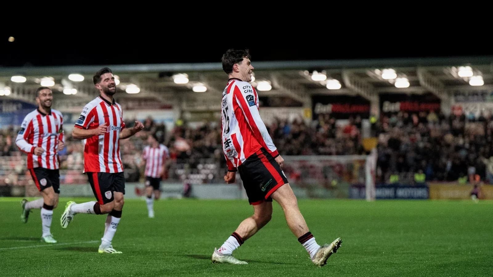 Jugadores de Derry City celebrando un gol en partido