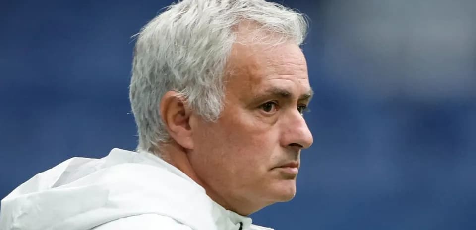 Entrenador observando el partido desde la línea de banda