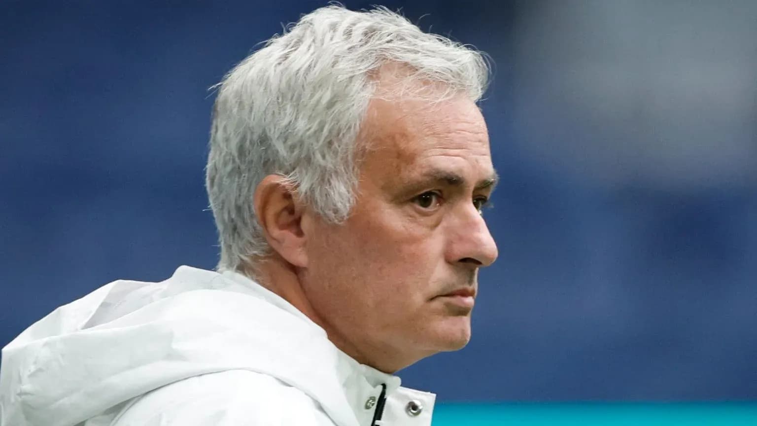 Entrenador observando el partido desde la línea de banda