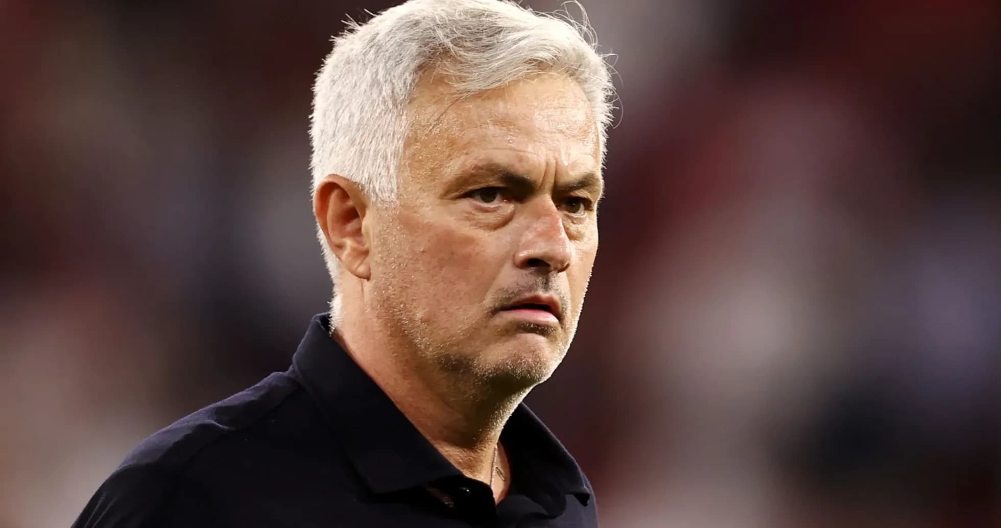 Entrenador observando el partido desde la banda