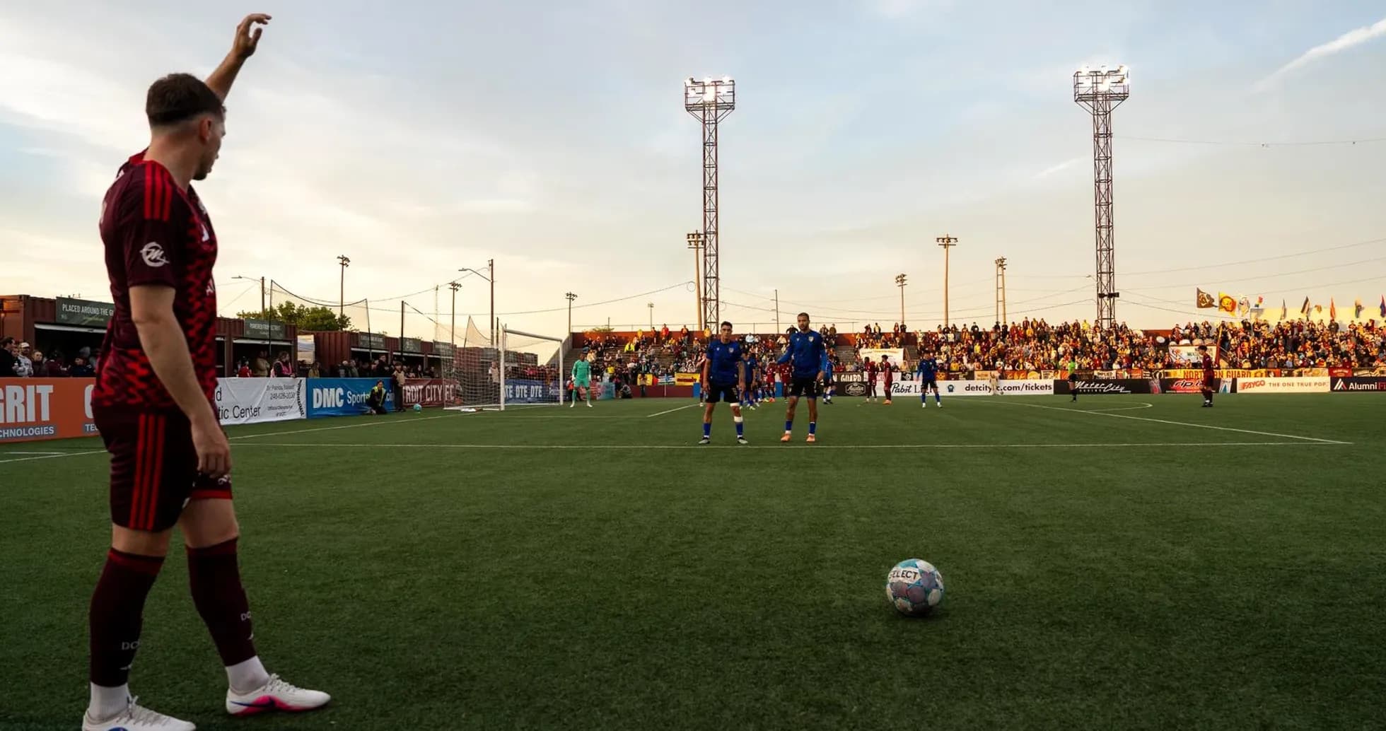 Jugador señalando una jugada en el partido