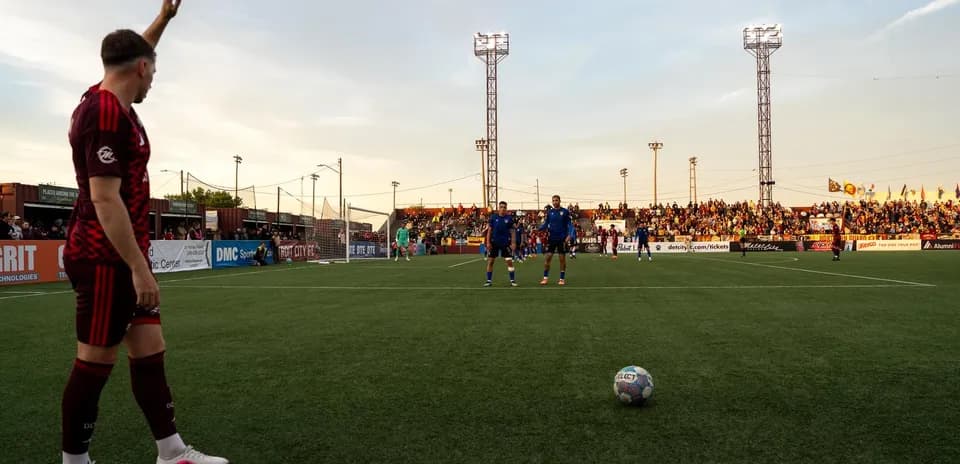 Jugador señalando una jugada en el partido