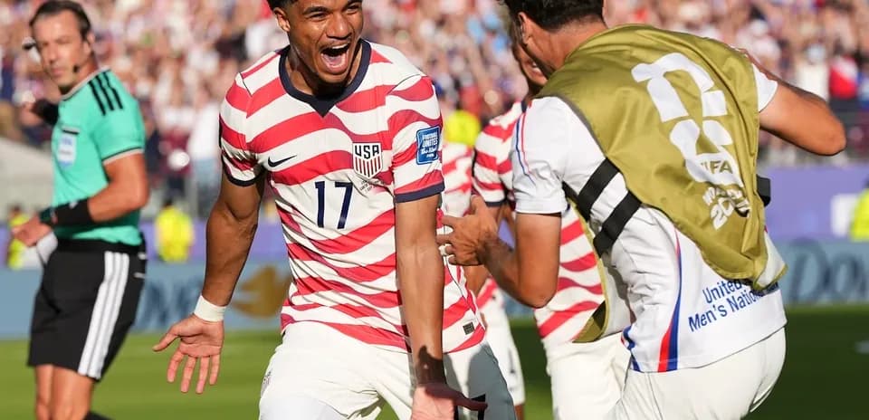 Jugador de Estados Unidos celebrando un gol