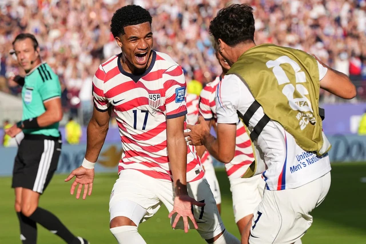Jugador de Estados Unidos celebrando un gol