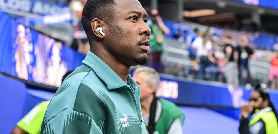 Jugador con auriculares en el túnel del estadio
