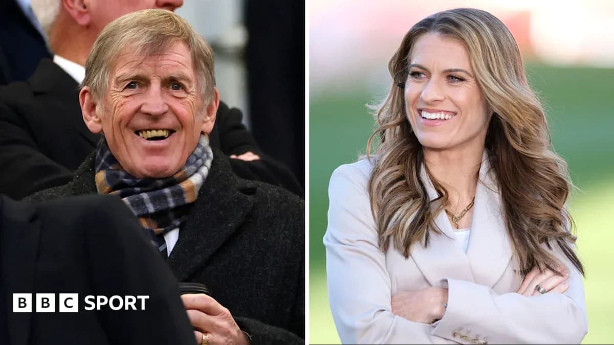 Kenny Dalglish y presentadora sonriente en evento deportivo