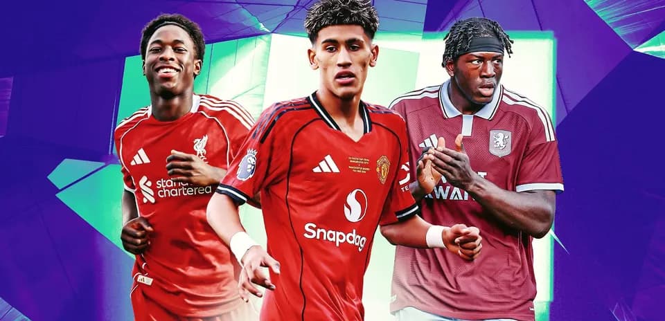 Tres jugadores de fútbol en uniformes de equipos diferentes