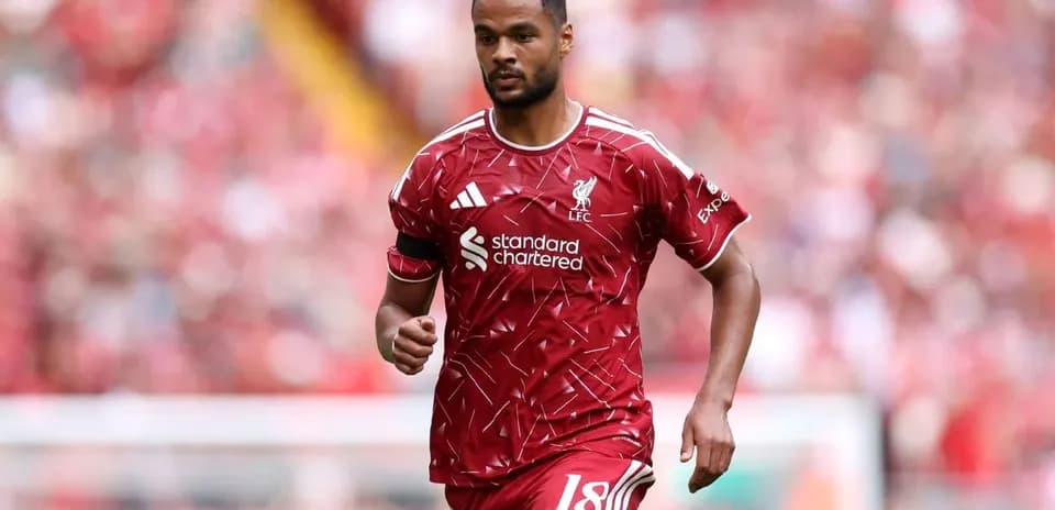 Jugador de Liverpool corriendo en el estadio