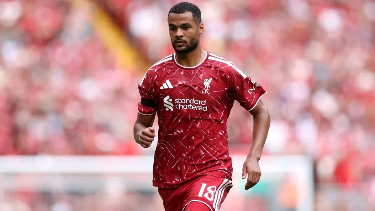 Jugador de Liverpool corriendo en el estadio