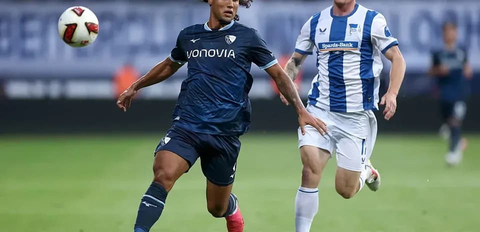 Jugador de Bochum corriendo con el balón durante partido
