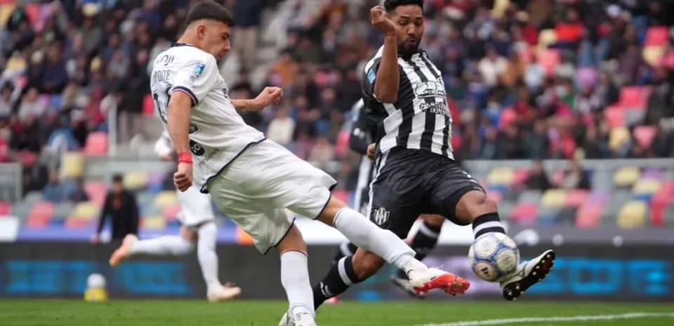 Jugadores compitiendo por el balón en el partido