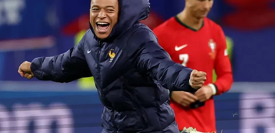 Jugador francés celebrando mientras otro camina detrás