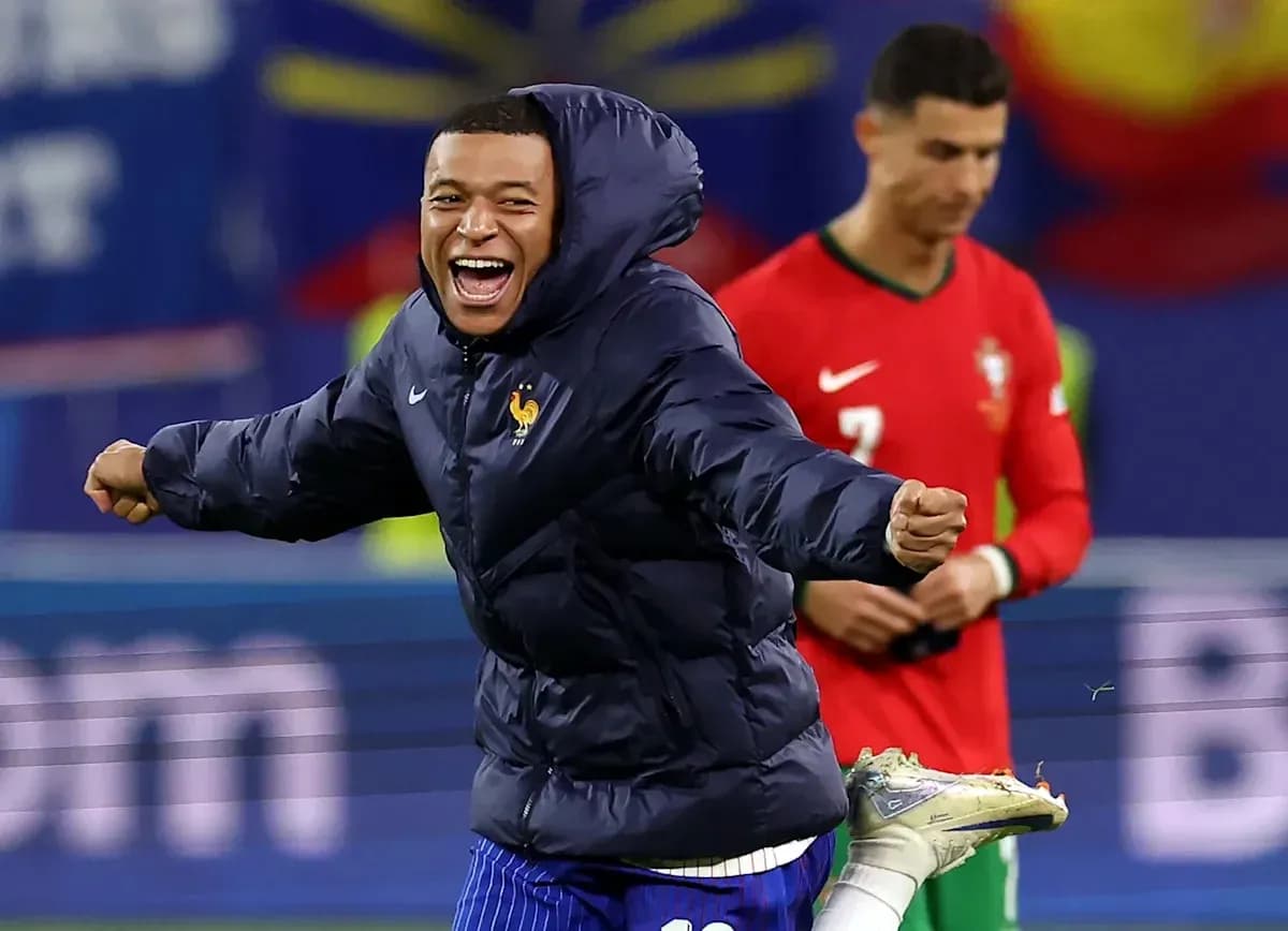 Jugador francés celebrando mientras otro camina detrás