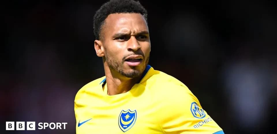 Jugador de Portsmouth en acción durante el partido
