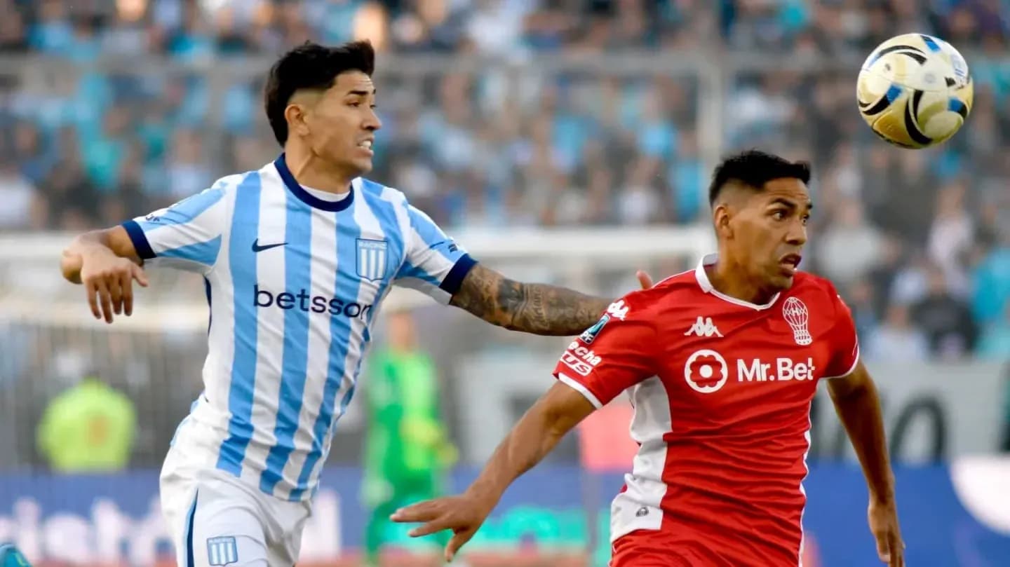 Jugadores de Huracán y Racing Club en acción