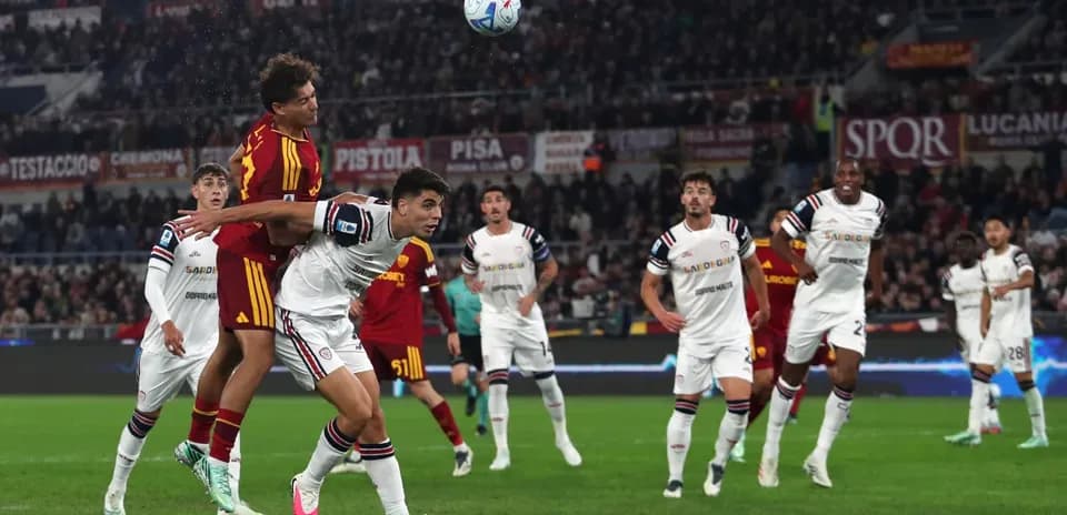 Jugadores de AS Roma y Cagliari en acción