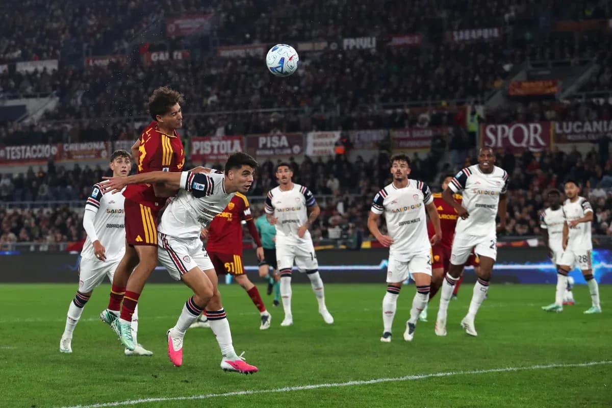 Jugadores de AS Roma y Cagliari en acción